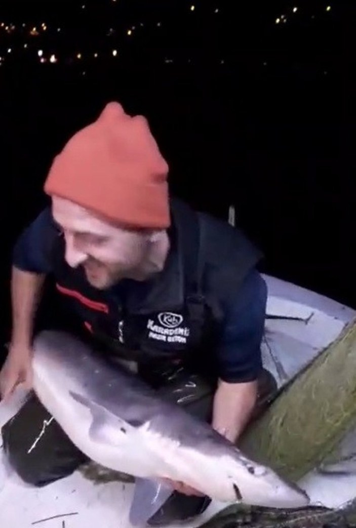 Trabzonlu balıkçı, ağına takılan köpek balığıyla konuştu