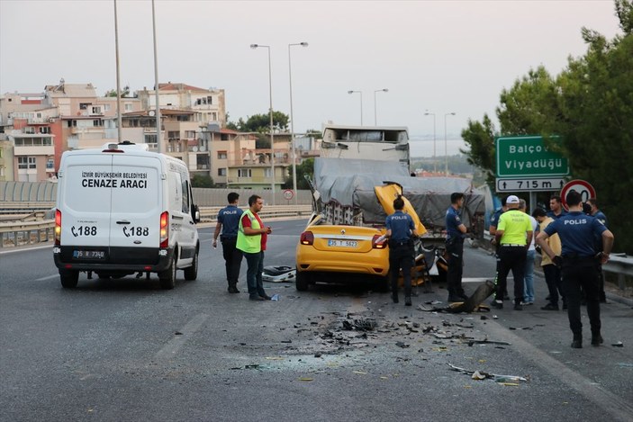 İzmir'de taksi tıra çarptı: 1 ölü, 2 yaralı