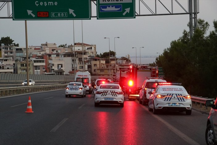 İzmir'de taksi tıra çarptı: 1 ölü, 2 yaralı
