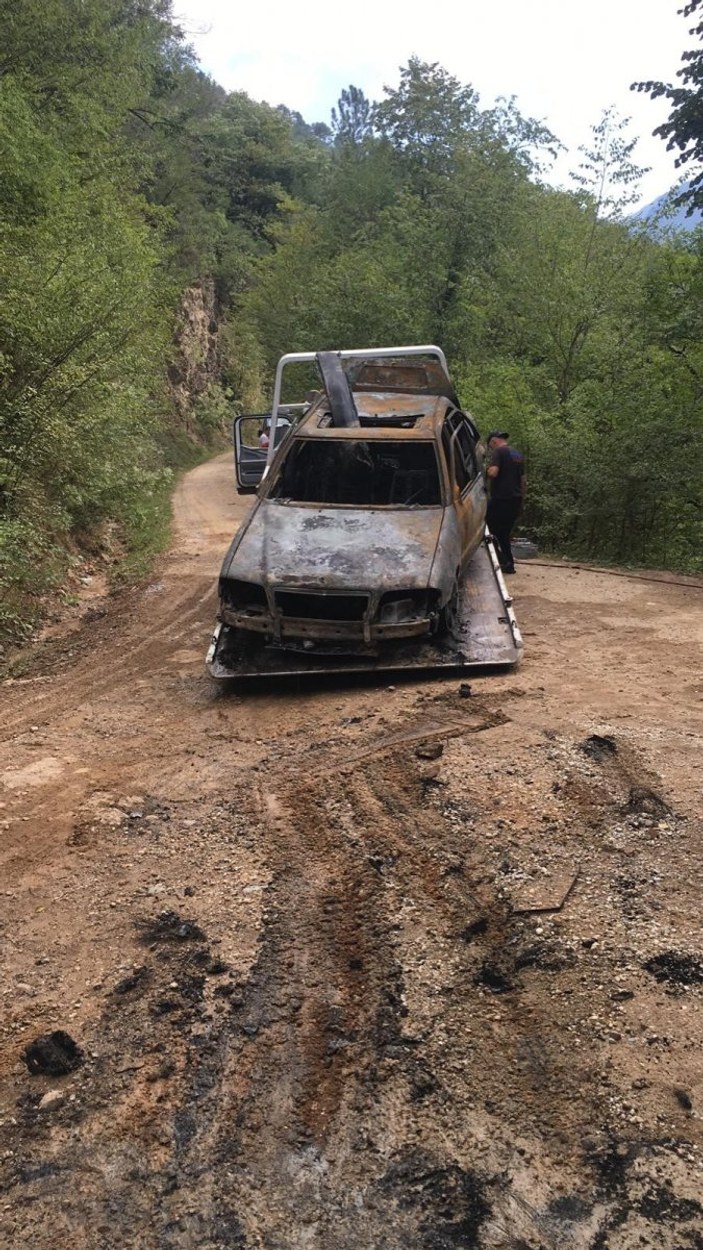 Karabük’te izinsiz girdikleri ormanda araçları yandı
