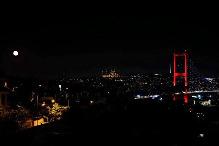 İstanbul'da mest eden dolunay manzarası