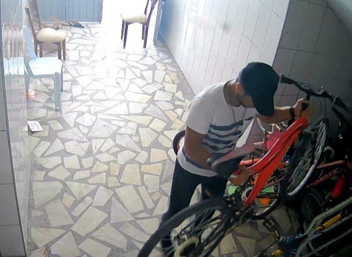 Osmaniye'deki bisiklet hırsızının gündüz vakti soğukkanlılığı kamerada