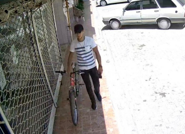 Osmaniye'deki bisiklet hırsızının gündüz vakti soğukkanlılığı kamerada