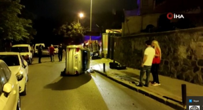 Beşiktaş'ta araçlara çarparak duran otomobil yan devrildi