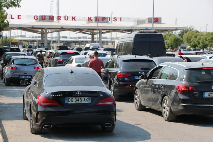 Kapıkule Sınır Kapısı’nda, gurbetçilerin dönüş yolu çileye dönüştü