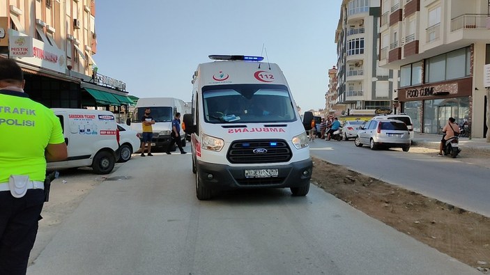 Antalya'da yola fırlayan kız çocuğuna otomobil çarptı