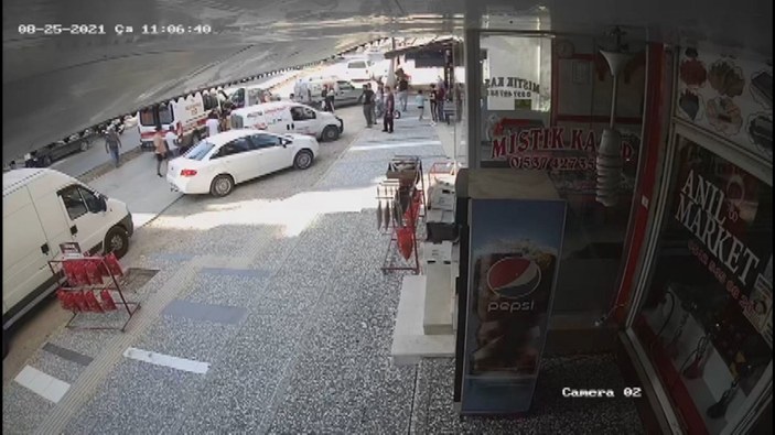 Antalya'da yola fırlayan kız çocuğuna otomobil çarptı