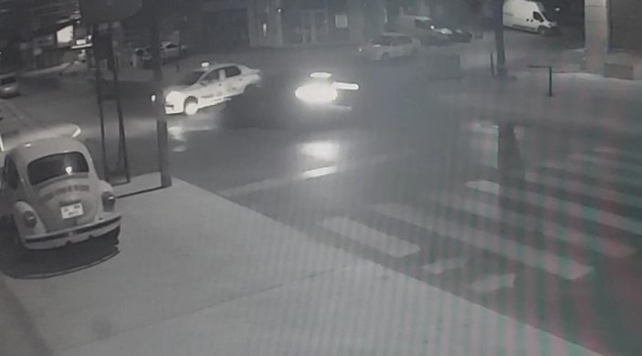 Ümraniye’de aşırı hız yaptı, taksiyi savurdu