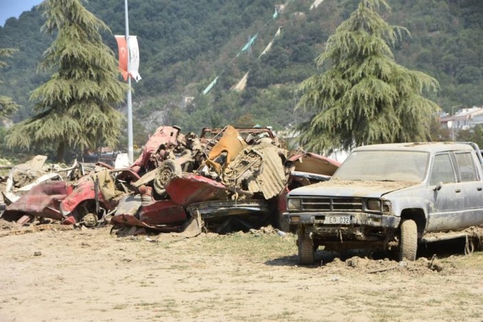 Sinop'ta yaşanan sel nedeniyle yüzlerce araç zarar gördü