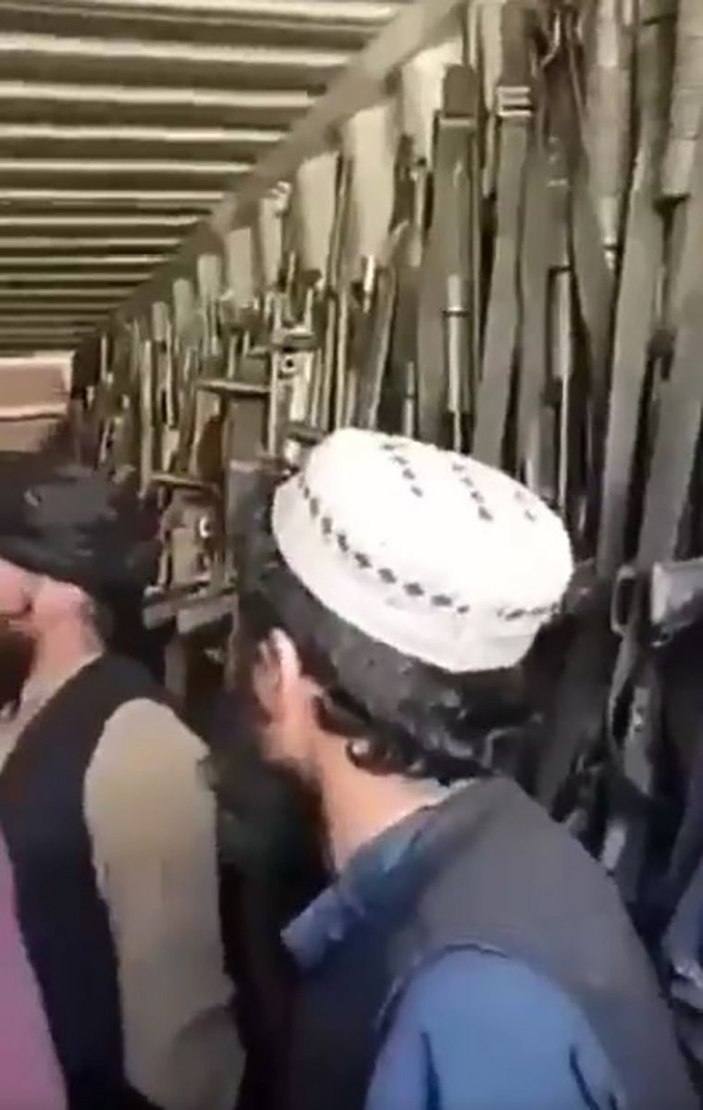 Amerikalı diplomat, Taliban'ın eline geçen para ve silahları paylaştı
