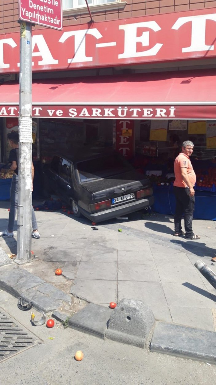 Bahçelievler’de, 17 yaşındaki sürücü kaldırımı aşıp markete daldı