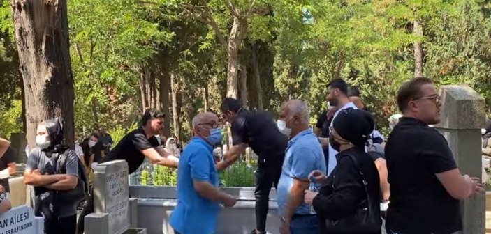 Alişan kardeşinin mezarı başında gözyaşlarına boğuldu