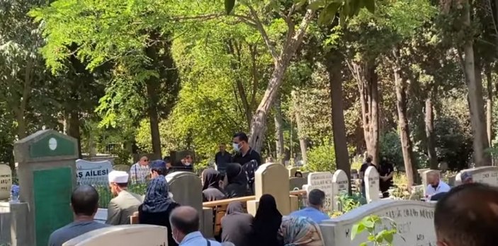 Alişan kardeşinin mezarı başında gözyaşlarına boğuldu