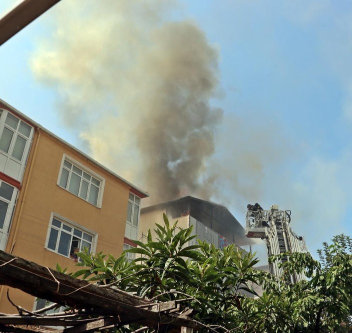 Kocaeli'deki binanın çatı katında yangın çıktı