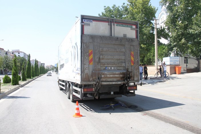 Elazığ'da kamyonun altına kalan bisikletli hayatını kaybetti