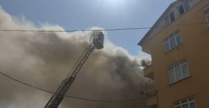 Kocaeli'deki binanın çatı katında yangın çıktı
