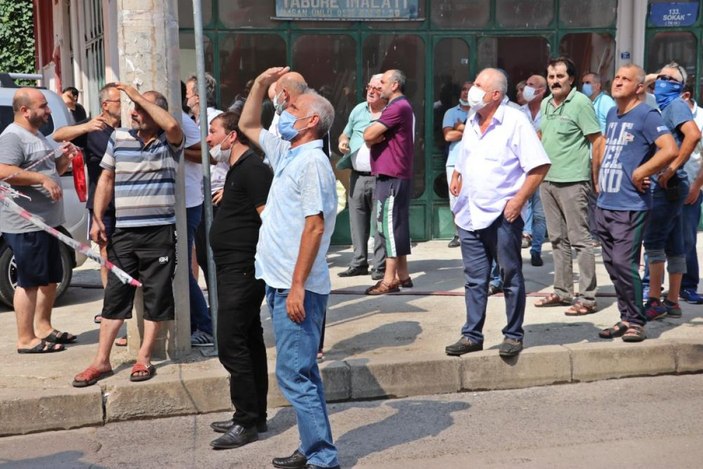 Kocaeli'deki binanın çatı katında yangın çıktı