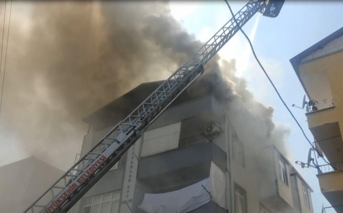 Kocaeli'deki binanın çatı katında yangın çıktı