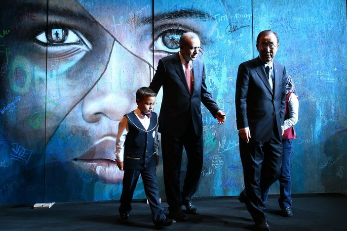 Cumhurbaşkanı Erdoğan, 30 Ağustos tebriklerini 'Mülteci Çocuk' tablosu önünde kabul etti