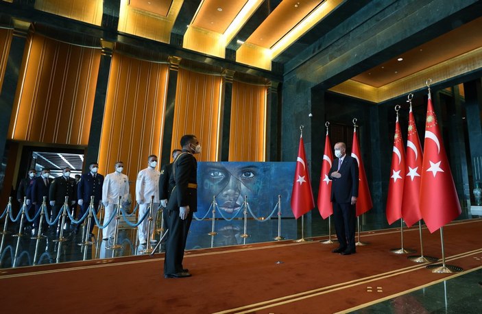 Cumhurbaşkanı Erdoğan, 30 Ağustos tebriklerini 'Mülteci Çocuk' tablosu önünde kabul etti