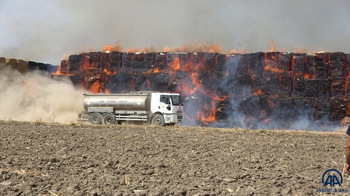 Adana'da mısır silajı balyalarının bulunduğu tarlada yangın çıktı