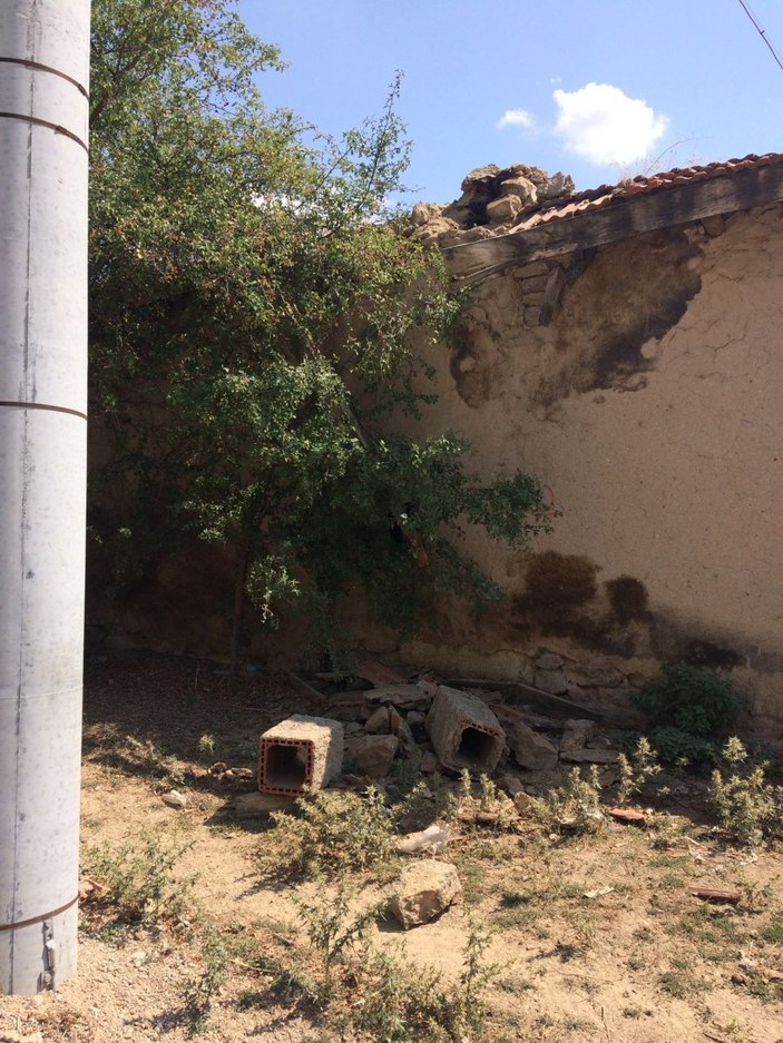 Kütahya’daki deprem, Afyonkarahisar’da ahır duvarını yıktı