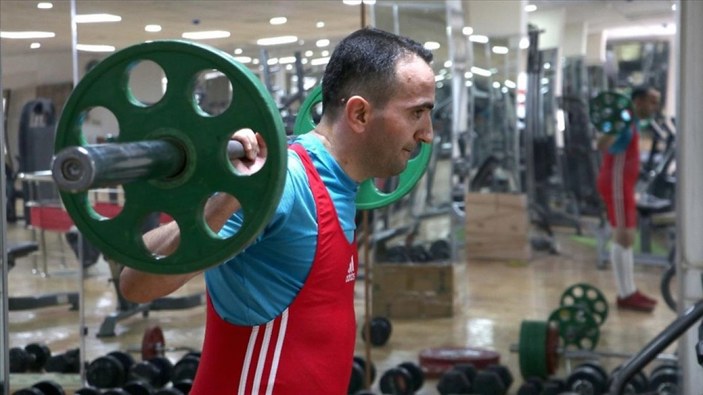 Görme engelli sporcu, 12 yıl sonra yeniden başladığı halterde Türkiye Şampiyonu oldu