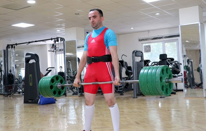 Görme engelli sporcu, 12 yıl sonra yeniden başladığı halterde Türkiye Şampiyonu oldu