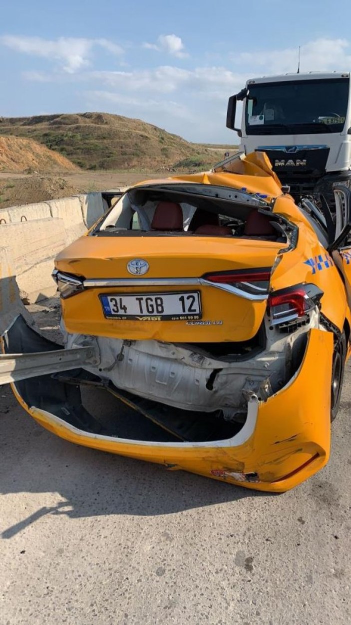 Pendik'te zincirleme kaza: 2 tır ile 2 otomobil birbirine girdi