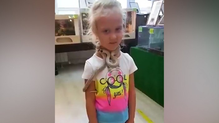 Rusya'da küçük kızı zehirli yılan ısırdı