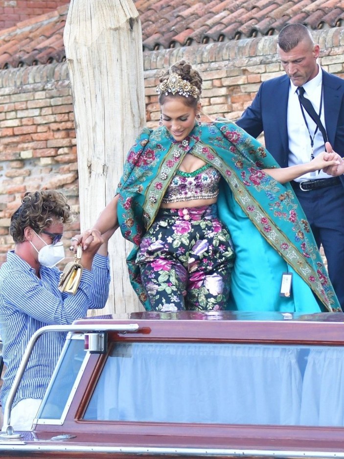 Jennifer Lopez kıyafetindeki fiyat etiketini çıkarmayı unuttu