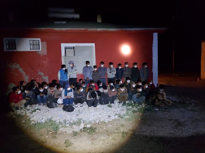 Van'da bodrum katta 46 kaçak göçmen yakalandı