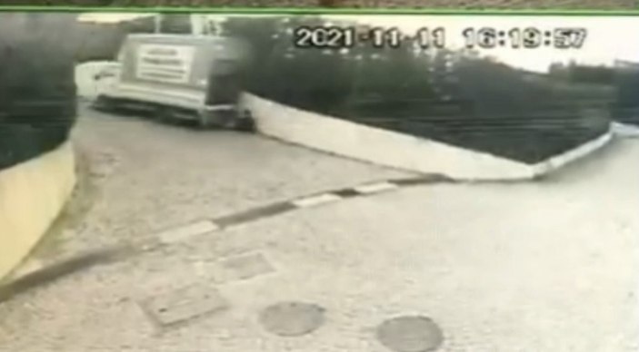 Sarıyer’de kamyonetin altına sürüklenen sürücü kamerada