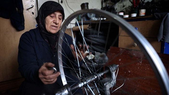 Konya'da bisiklet tamiri yaparak geçimini sağlayan kadın rol model oldu
