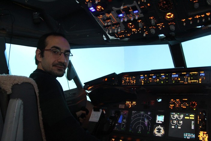 Trabzonlu Alihan, evinde uçak kokpiti yaptı
