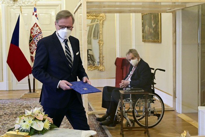 Çekya Başbakanı Petr Fiala'nın yemin töreninde cam bölmeli önlem