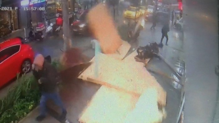 Kağıthane'de yola düşen çatı anne ile çocuğunu yaraladı