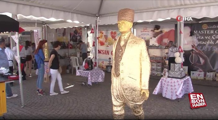 İzmir'de pastadan Atatürk heykeli