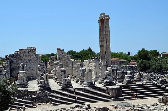 dünyanın ilk kehanet merkezi apollon tapınağı