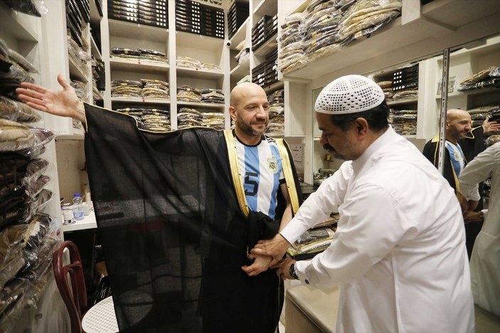 Messi'nin Katar'da giydiği geleneksel kıyafete büyük ilgi