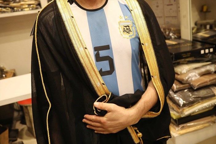 Messi'nin Katar'da giydiği geleneksel kıyafete büyük ilgi