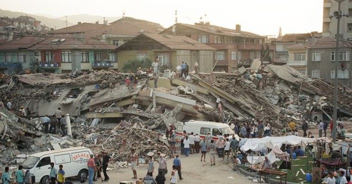 1999 Gölcük Depremi'nde kaç bina çöktü?