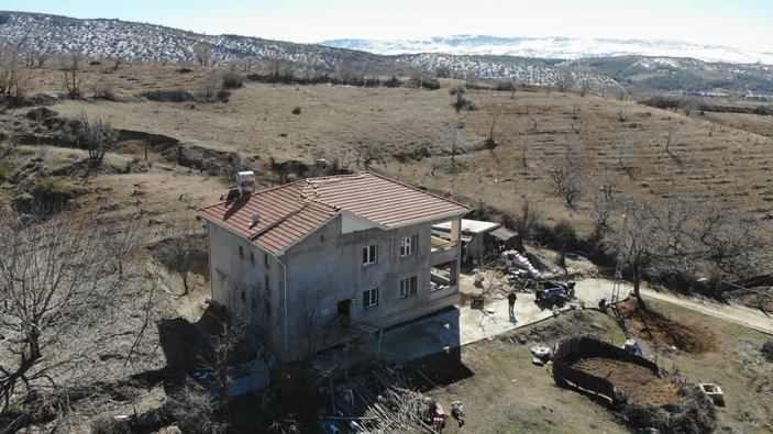 Adıyaman'da depremin ilginç etkisi ev yıkılmadan 2 metre ileriye kaydı