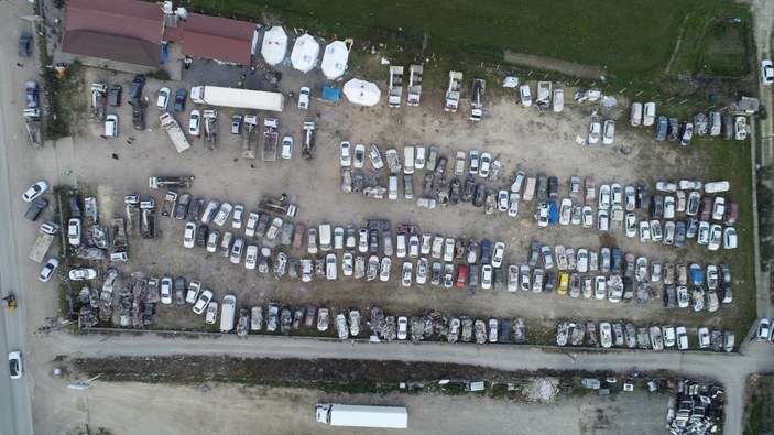 Deprem sonrası üst üste konulan hurda araçlar, havadan görüntülendi #8