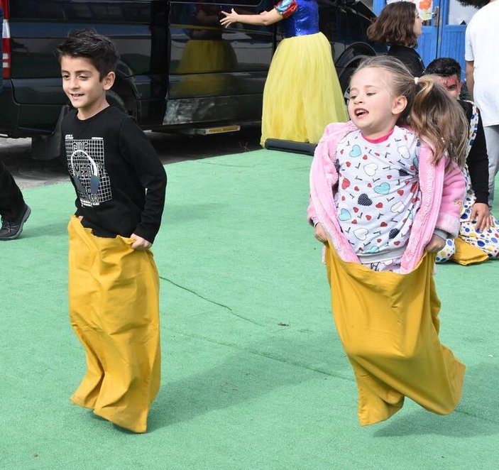 Depremin izleri siliniyor.. İzmir'de depremzede çocuklara eğlenceyle terapi
