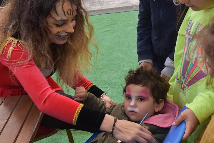 Depremin izleri siliniyor.. İzmir'de depremzede çocuklara eğlenceyle terapi