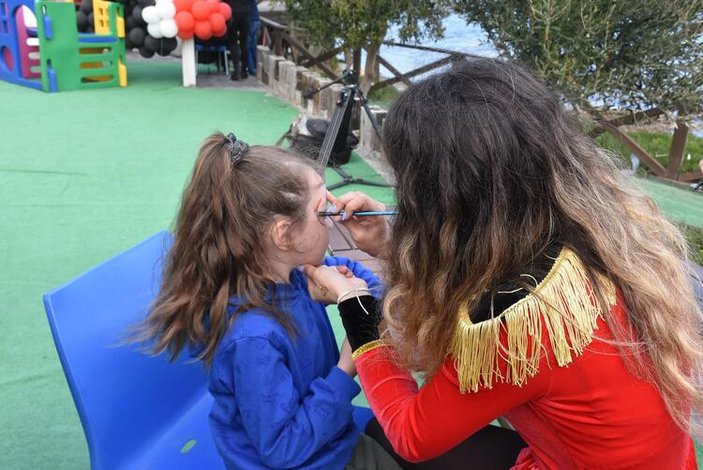 Depremin izleri siliniyor.. İzmir'de depremzede çocuklara eğlenceyle terapi