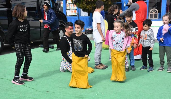 Depremin izleri siliniyor.. İzmir'de depremzede çocuklara eğlenceyle terapi