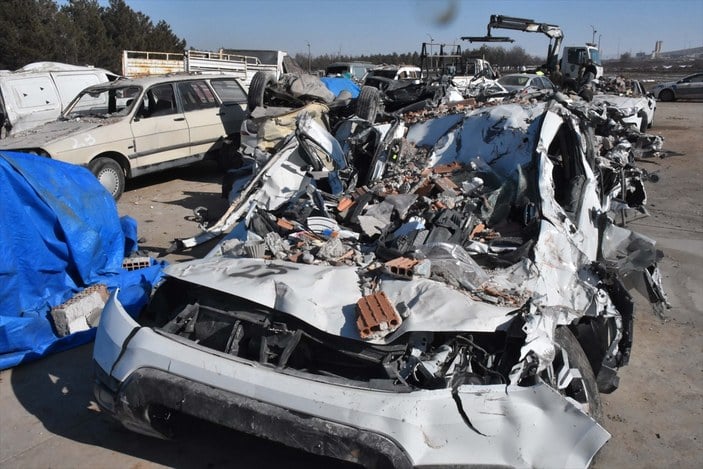Elbistan'da depremde hasar gören araçlar kaldırılıyor