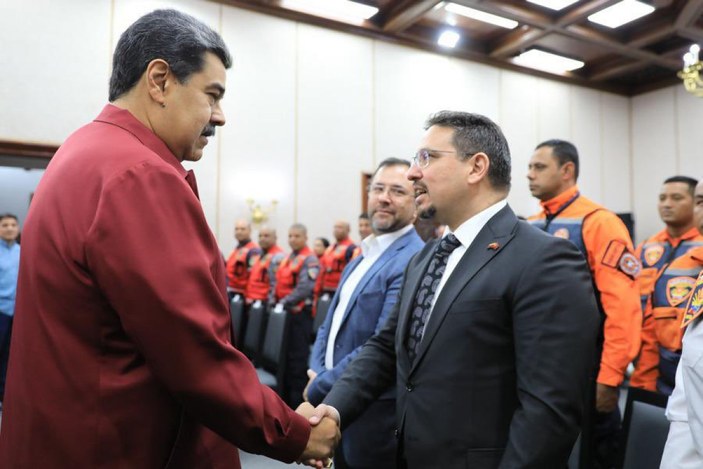Venezuela Cumhurbaşkanı, Türkiye’den dönen ekibine madalya verdi #3